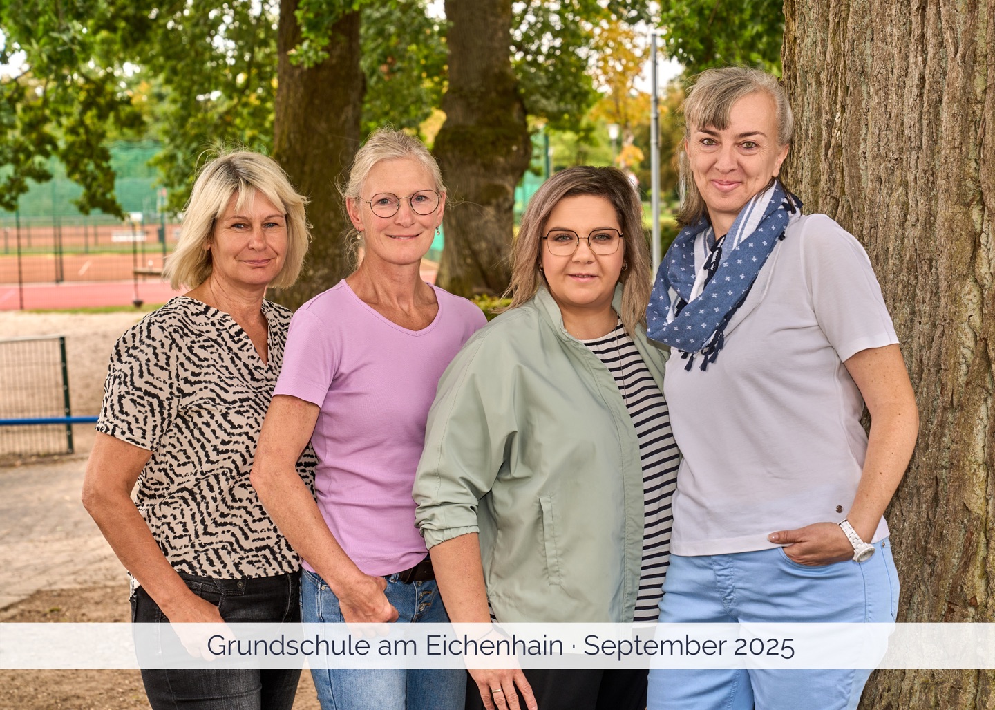 Gruppenfoto der drei Betreuerinnen unter der großen Eiche
