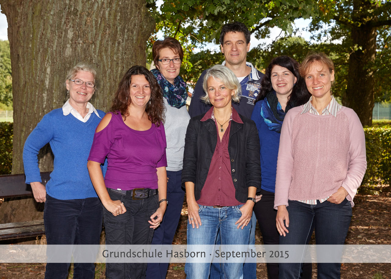 Gruppenfoto der  Lehrer der Grundschule am Eichenhain Hasborn unter einem Eichenbaum